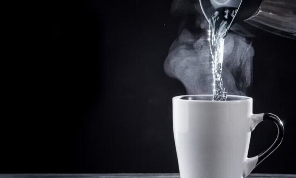 ۱۲ فایده معجزه آسای نوشیدن آب گرم که نمی‌دانید!