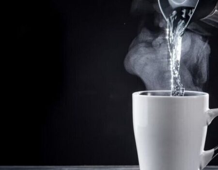 ۱۲ فایده معجزه آسای نوشیدن آب گرم که نمی‌دانید!