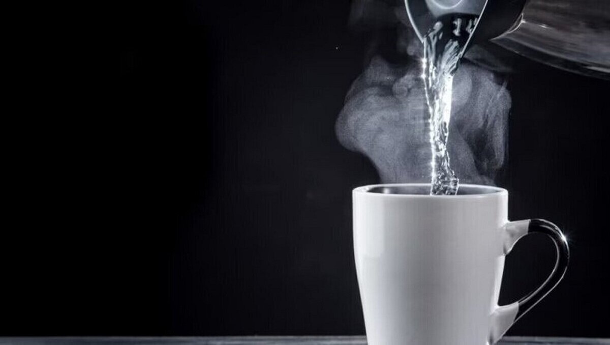 ۱۲ فایده معجزه آسای نوشیدن آب گرم که نمی‌دانید!