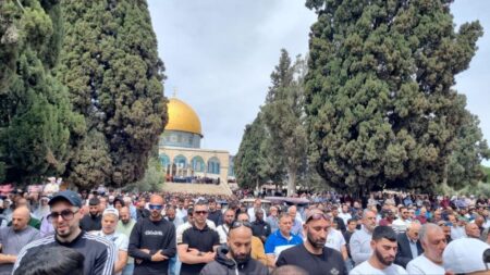 هزاران فلسطینی نماز جمعه آخر شعبان را در مسجدالاقصی برگزار کردند