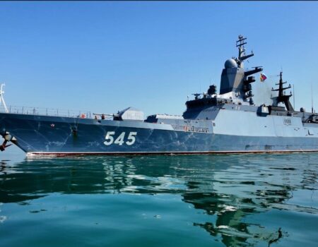 پهلوگیری ناو بالگردبر استویسکی روسیه در بندرعباس