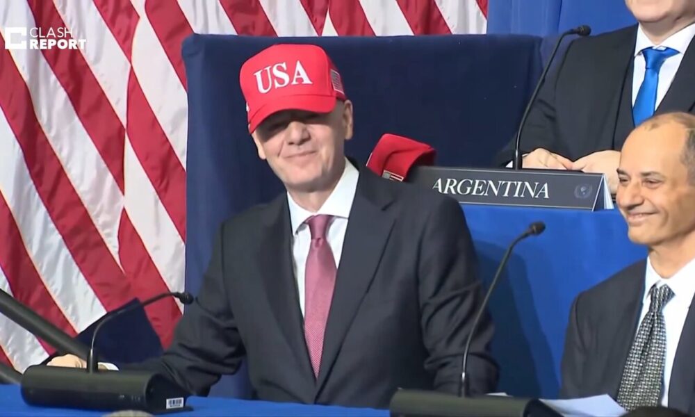 رئیس فیفا در نقش «کلاه قرمزی»؛ اینفانتینو به خاطر یک کلاه ذوق‌زده شد! +ویدیو