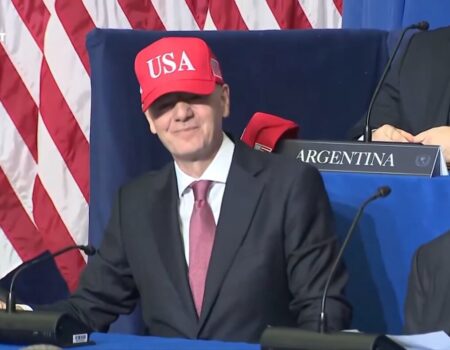 رئیس فیفا در نقش «کلاه قرمزی»؛ اینفانتینو به خاطر یک کلاه ذوق‌زده شد! +ویدیو