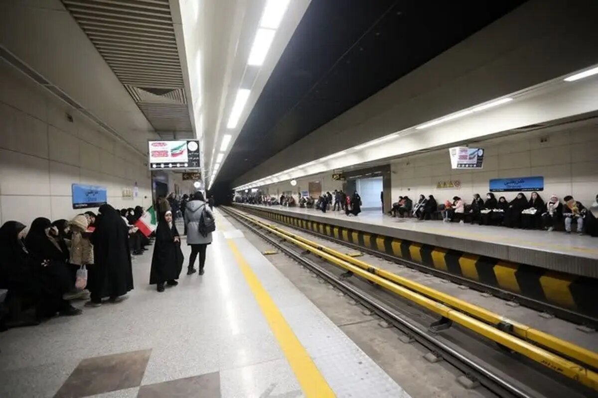 در ایستگاه‌های مترو آسانسور احداث کنید