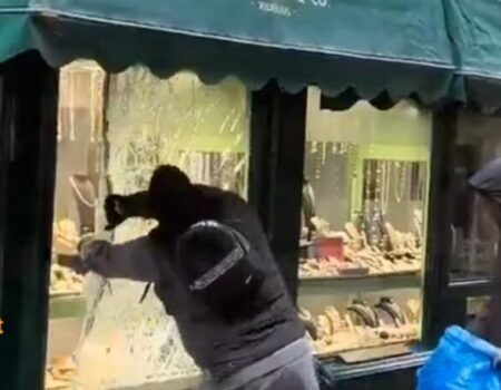 ویدیوی سرقت عجیب از طلافروشی به سرعت وایرال شد!