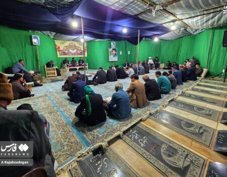 عکس/ جزءخوانی قرآن هر روز به یاد یک شهید