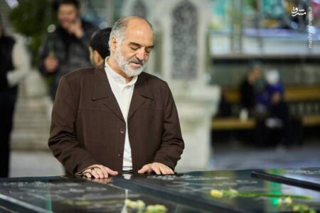 عکس/ مناجات خوانی پویانفر در شب ششم ماه مبارک رمضان