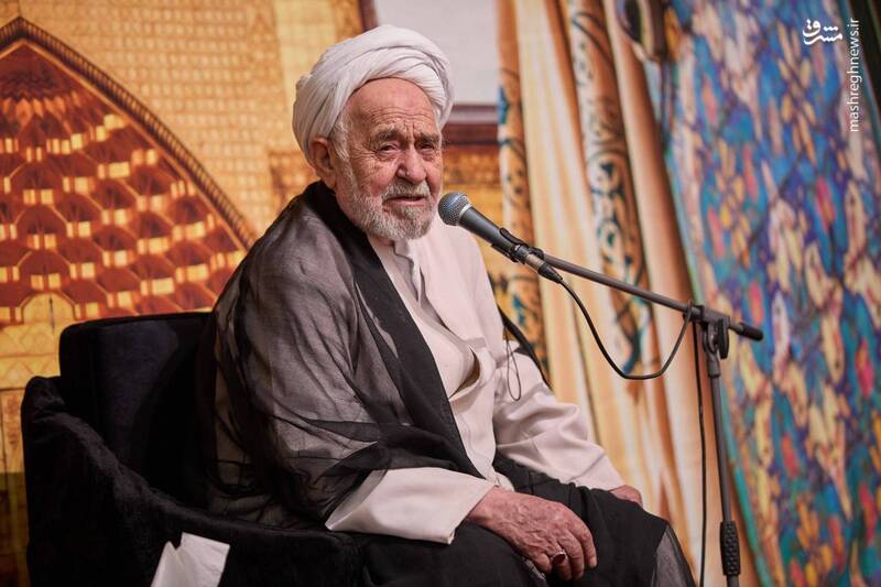 عکس/ مناجات خوانی پویانفر در شب هفتم ماه مبارک رمضان