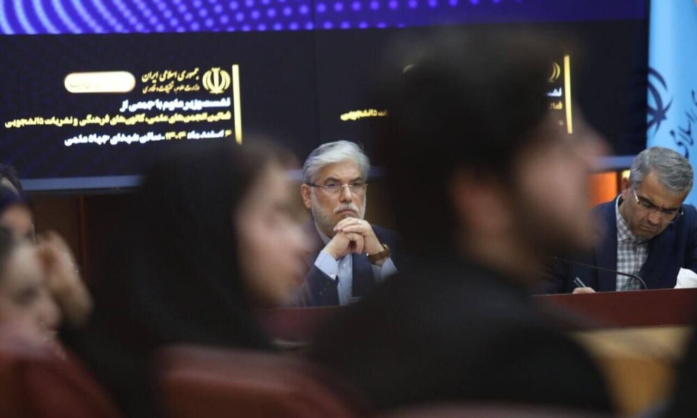 وزیر علوم پشت دانشجویان معترض درآمد؛ نگران جان و امنیت‌شان هستم