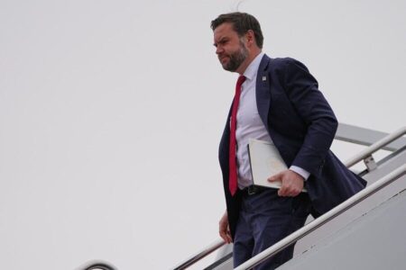 معاون ترامپ: گزینه دیپلماتیک را در قبال ایران ترجیح می‌دهیم