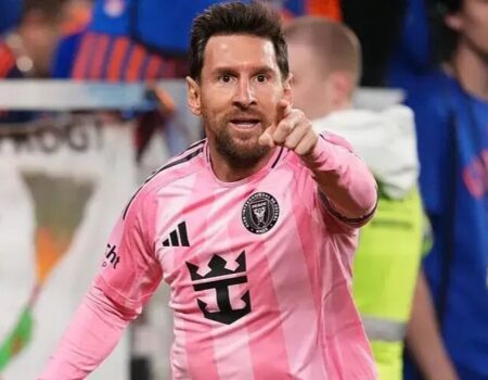 استقبال جنجالی از مسی کار دستش داد +ویدیو