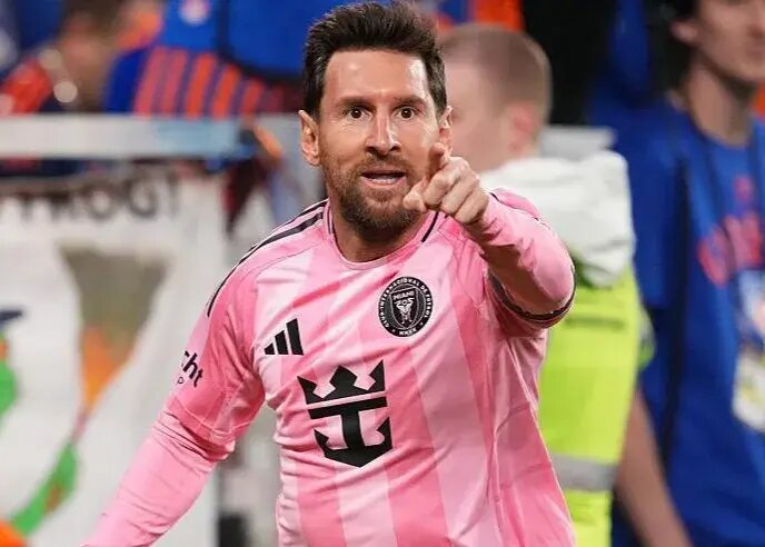 استقبال جنجالی از مسی کار دستش داد +ویدیو