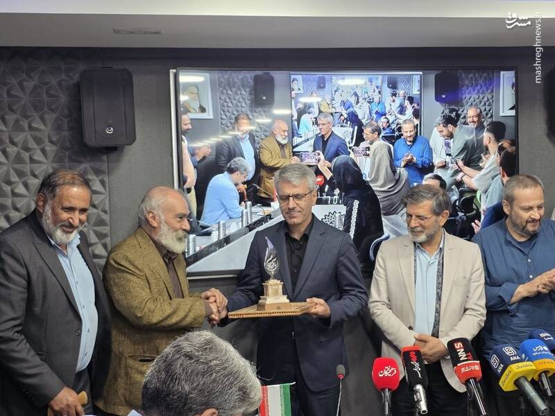 عکس/ نشان "پارسی جان" به بقایی رسید