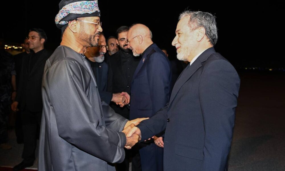 وزیر خارجه عمان از قالیباف و هیات همراه استقبال کرد وزیز خارجه عمان از قالیباف و هیات همراه استقبال کرد