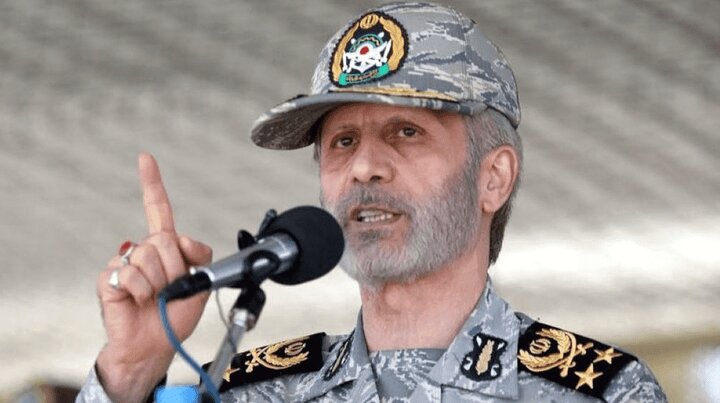 فرمانده کل ارتش: یقه کسانی که رهبر ما را شهید کردند رها نخواهیم کرد
